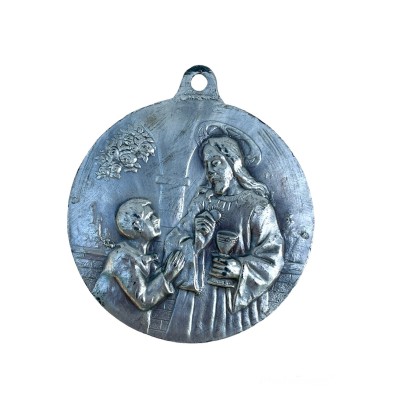 Medalion komunijny z Jezusem Chrystusem i chłopcem. Metal posrebrzany